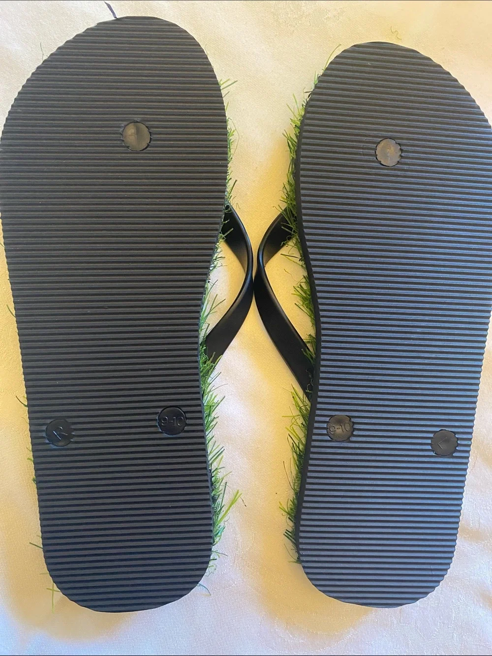 New Men's Size 11 Artificial Grass Flip Flops Novelty Turf Sandals